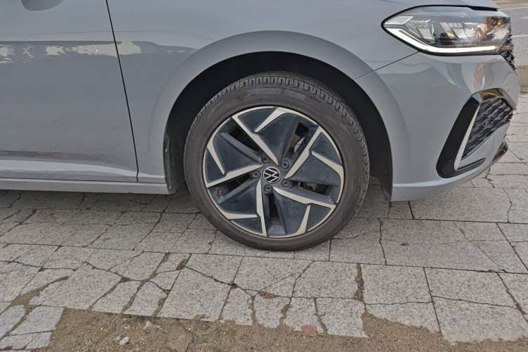 Used Volkswagen Lavida 2023 300TSI DSG Starry Sky Elite Edition Right Front Wheel Hub