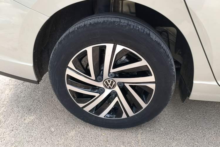 Used Volkswagen Lavida 2023 1.5L Automatic Full-Comfort Edition Right Rear Wheel Hub