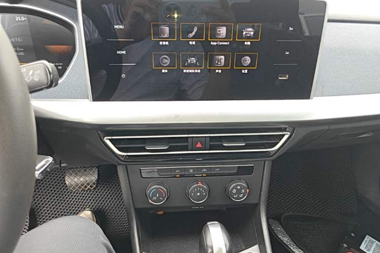 Used Volkswagen Lavida 2023 1.5L Automatic De Yi Edition Audio And AC Panel