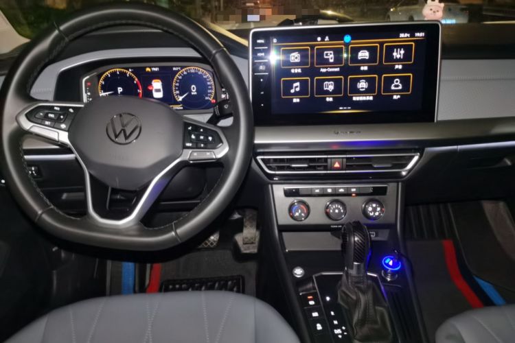 Used Volkswagen Lavida 2023 Revised Version 1.5L Automatic Starry Sky Edition – 5 Million Units Center Console