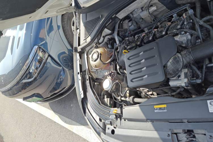 Used Volkswagen Lavida 2023 Revised Version 1.5L Automatic – Full-Option Edition Engine Bay Right