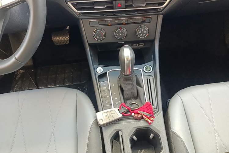 Used Volkswagen Lavida 2023 Revised Version 1.5L Automatic Starry Sky Edition – 5 Million Units Gear Lever