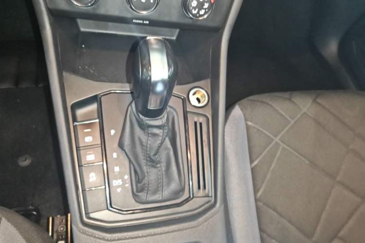 Used Volkswagen Lavida 2023 Revised 1.5L Automatic DeYi Edition Gear Lever