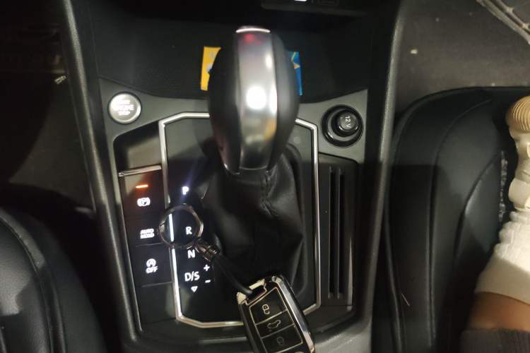 Used Volkswagen Lavida 2023 1.5L Automatic 5 Million Edition Gear Lever