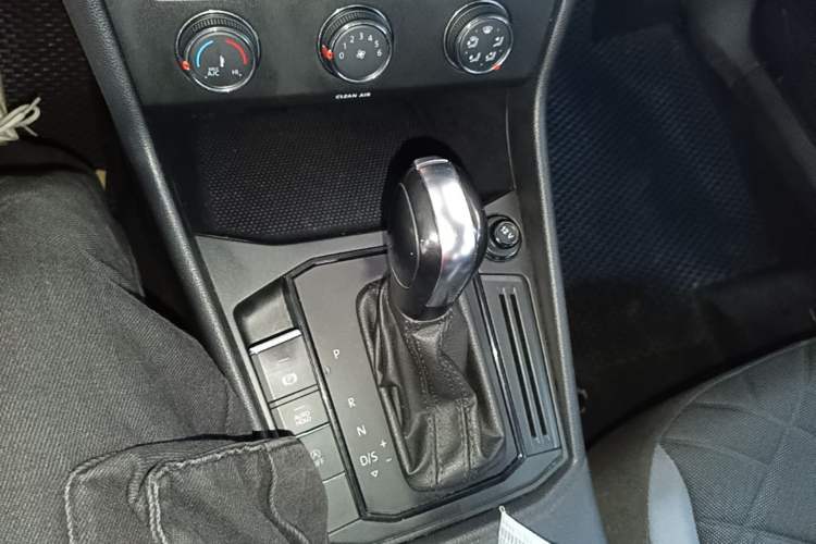 Used Volkswagen Lavida 2023 1.5L Automatic De Yi Edition Gear Lever