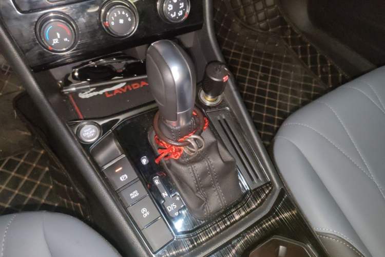 Used Volkswagen Lavida 2023 Revised Version 1.5L Automatic Starry Sky Edition – 5 Million Units Gear Lever