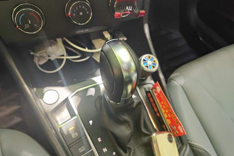 Used Volkswagen Lavida 2023 Revised Version 1.5L Automatic Starry Sky Edition – 5 Million Units Gear Lever