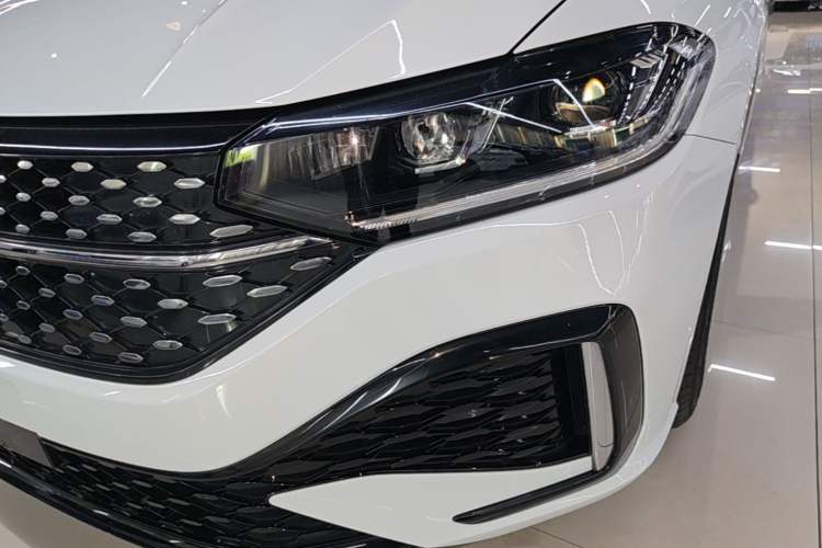 Used Volkswagen Lavida 2023 1.5L Automatic Starry Sky 5 Million Edition Left Front Headlight
