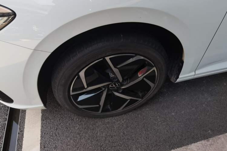 Used Volkswagen Lavida 2023 300TSI DSG Starry Full-Comfort Edition Left Front Wheel Hub