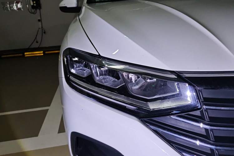 Used Volkswagen Lavida 2023 1.5L Automatic De Yi Edition Right Front Headlight