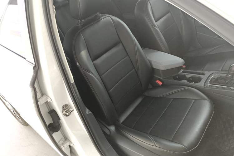 Used Volkswagen Lavida 2023 300TSI DSG Full-Comfort Edition Right Front Seat