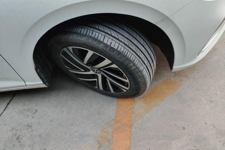 Used Volkswagen Lavida 2023 1.5L Automatic 5 Million Edition Right Front Wheel Hub