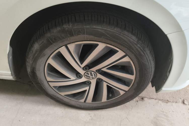 Used Volkswagen Lavida 2023 1.5L Automatic 5 Million Edition Right Front Wheel Hub