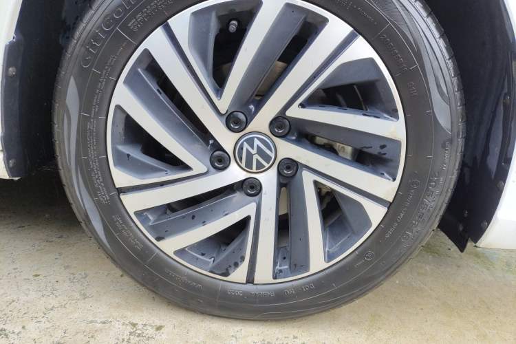 Used Volkswagen Lavida 2023 Revised Version 1.5L Automatic Starry Sky Edition – 5 Million Units Right Front Wheel Hub
