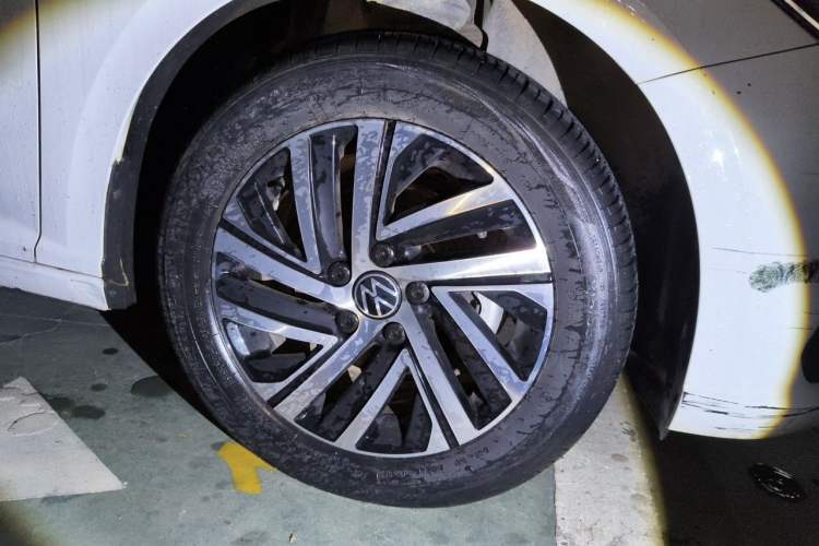 Used Volkswagen Lavida 2023 1.5L Automatic 5 Million Edition Right Front Wheel Hub