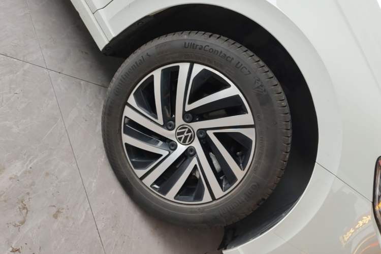 Used Volkswagen Lavida 2023 1.5L Automatic 5 Million Edition Right Front Wheel Hub
