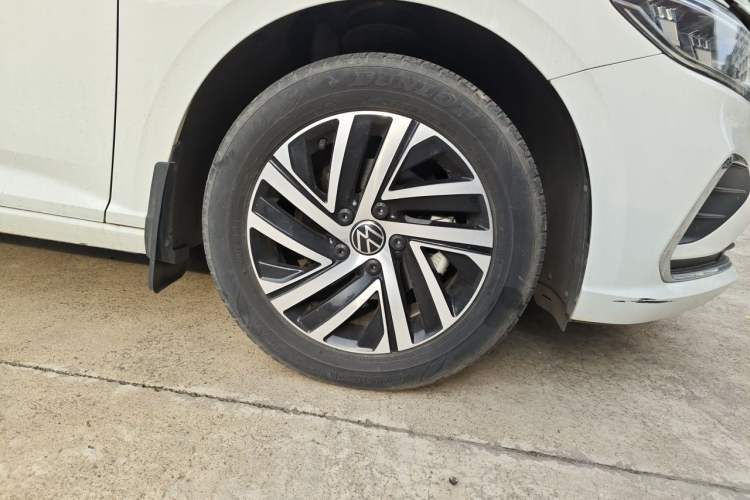 Used Volkswagen Lavida 2023 1.5L Automatic 5 Million Edition Right Front Wheel Hub