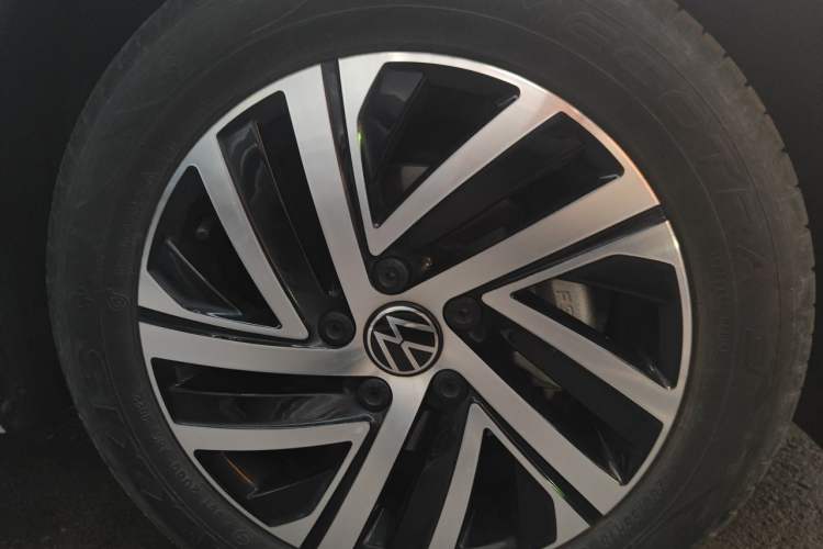 Used Volkswagen Lavida 2023 1.5L Automatic 5 Million Edition Right Front Wheel Hub