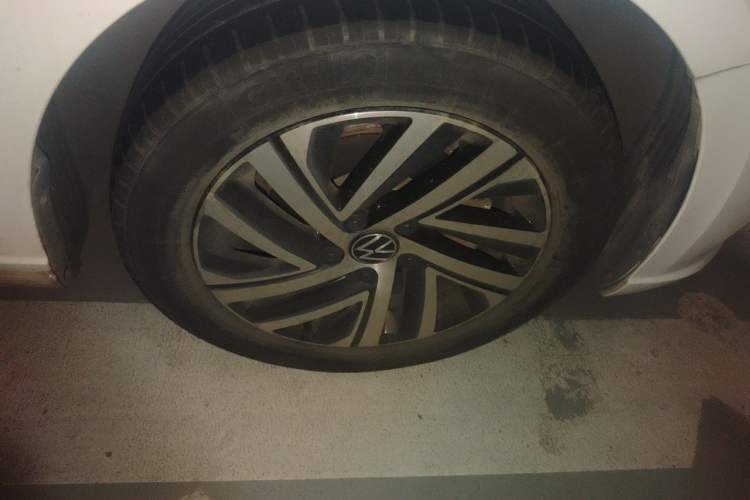 Used Volkswagen Lavida 2023 1.5L Automatic 5 Million Edition Right Front Wheel Hub