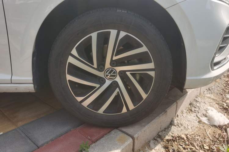 Used Volkswagen Lavida 2023 300TSI DSG Full-Comfort Edition Right Front Wheel Hub