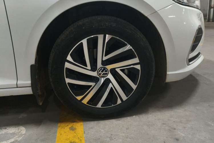 Used Volkswagen Lavida 2023 1.5L Automatic 5 Million Edition Right Front Wheel Hub