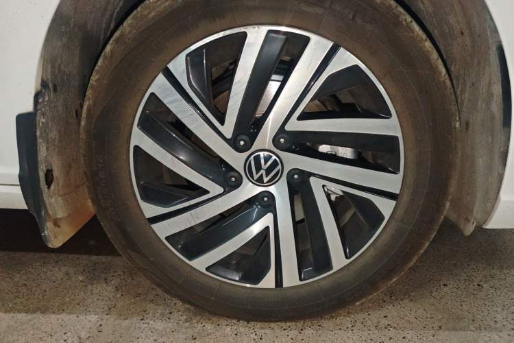 Used Volkswagen Lavida 2023 1.5L Automatic 5 Million Edition Right Front Wheel Hub