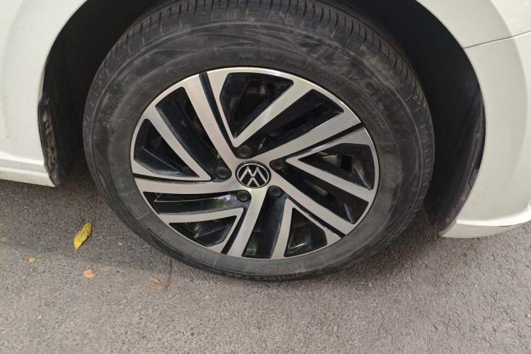 Used Volkswagen Lavida 2023 1.5L Automatic 5 Million Edition Right Front Wheel Hub