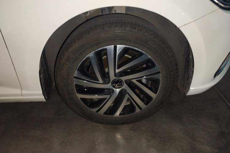Used Volkswagen Lavida 2023 1.5L Automatic 5 Million Edition Right Front Wheel Hub