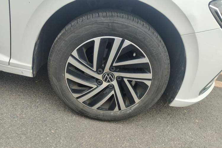 Used Volkswagen Lavida 2023 1.5L Automatic Starry Sky 5 Million Edition Right Front Wheel Hub