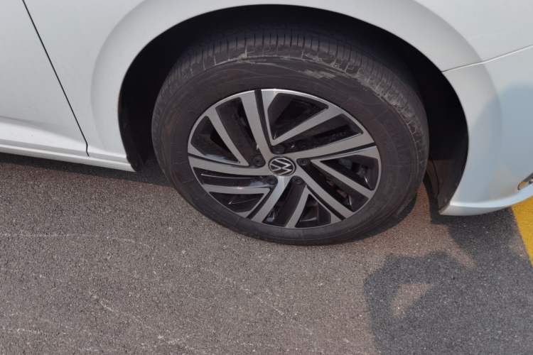 Used Volkswagen Lavida 2023 1.5L Automatic Full-Comfort Edition Right Front Wheel Hub