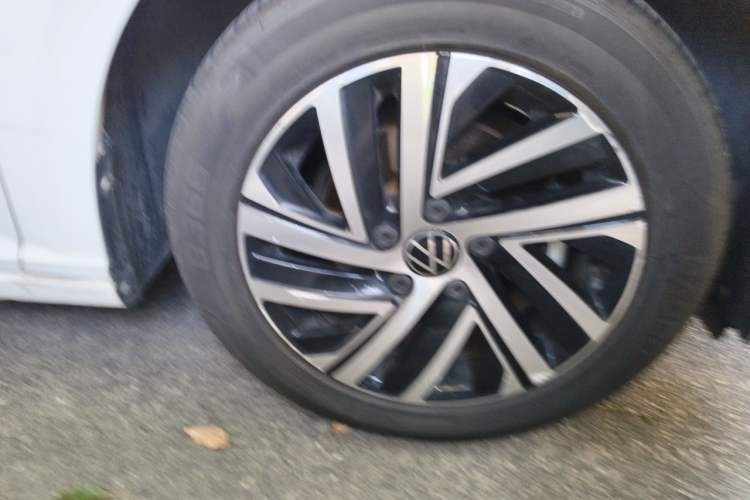 Used Volkswagen Lavida 2023 1.5L Automatic Starry Sky 5 Million Edition Right Front Wheel Hub