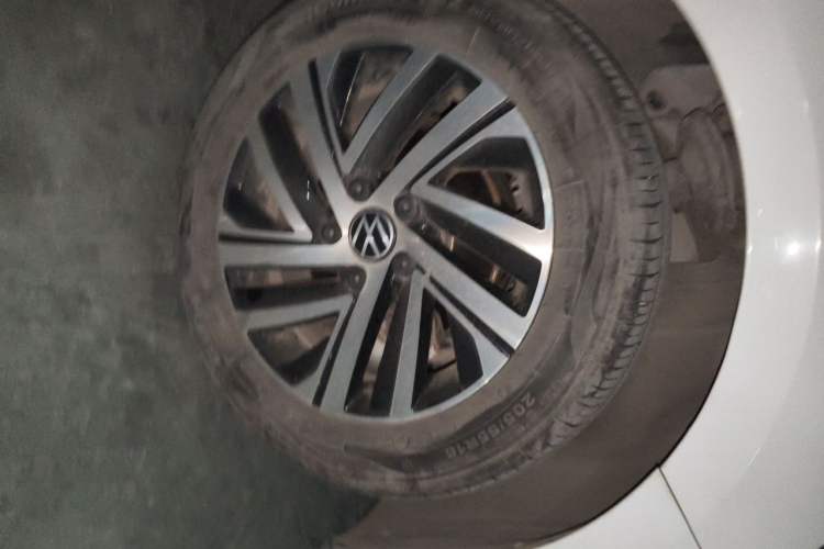 Used Volkswagen Lavida 2023 1.5L Automatic Starry Sky 5 Million Edition Right Front Wheel Hub