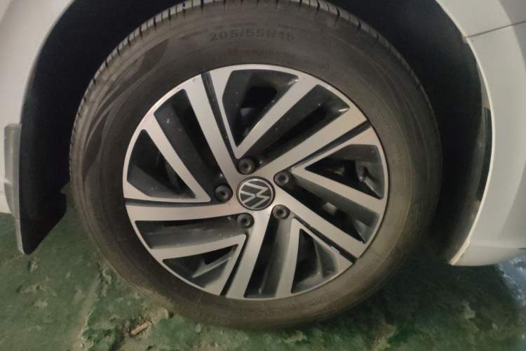 Used Volkswagen Lavida 2023 Revised Version 1.5L Automatic Starry Sky Edition – 5 Million Units Right Front Wheel Hub