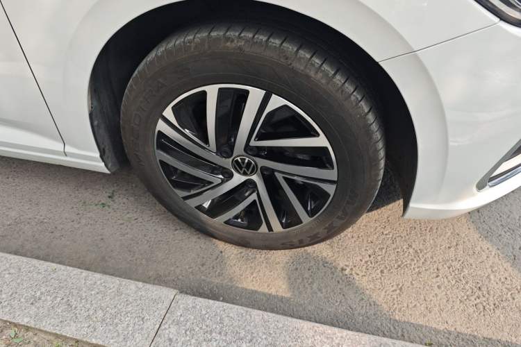 Used Volkswagen Lavida 2023 1.5L Automatic 5 Million Edition Right Front Wheel Hub
