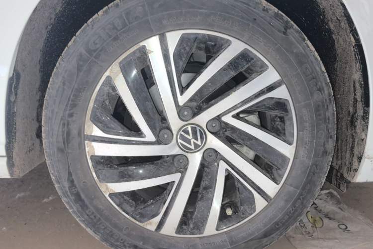 Used Volkswagen Lavida 2023 1.5L Automatic 5 Million Edition Right Front Wheel Hub