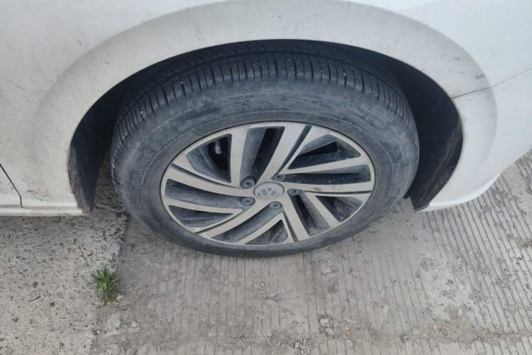 Used Volkswagen Lavida 2023 1.5L Automatic 5 Million Edition Right Front Wheel Hub