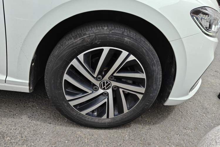 Used Volkswagen Lavida 2023 1.5L Automatic 5 Million Edition Right Front Wheel Hub