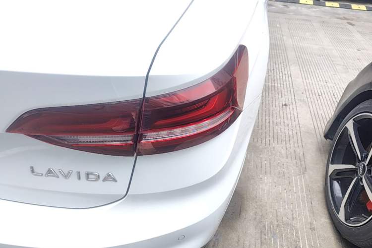 Used Volkswagen Lavida 2023 1.5L Automatic De Yi Edition Right Rear Taillight