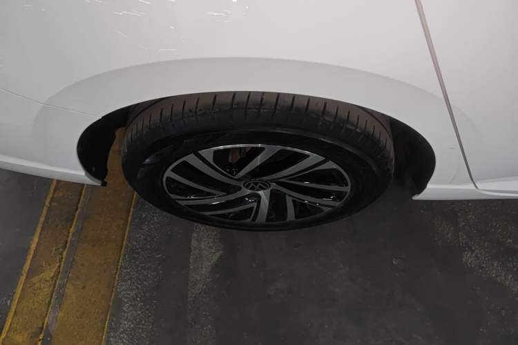 Used Volkswagen Lavida 2023 280TSI DSG Starry Sky Deluxe Edition Right Rear Wheel Hub