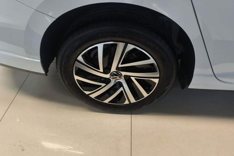 Used Volkswagen Lavida 2023 200TSI DSG Starry Full-Comfort Edition Right Rear Wheel Hub