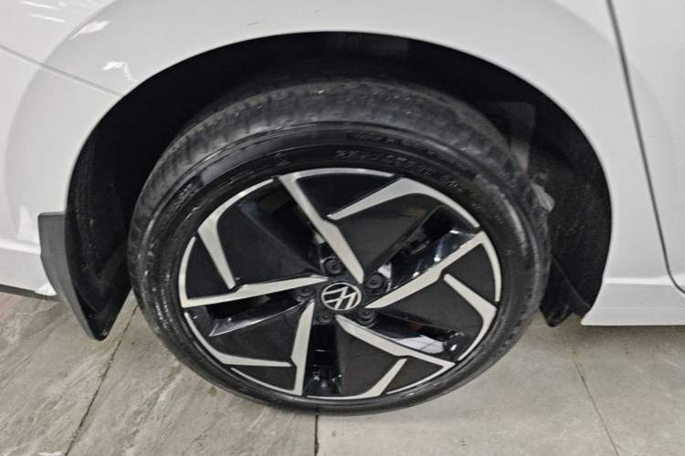 Used Volkswagen Lavida 2023 280TSI DSG Starry Sky Elegance Edition Right Rear Wheel Hub