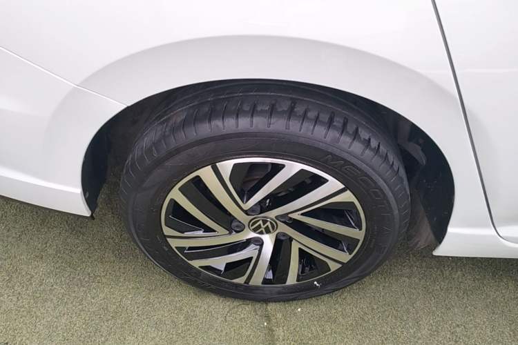 Used Volkswagen Lavida 2023 1.5L Automatic Starry Sky 5 Million Edition Right Rear Wheel Hub