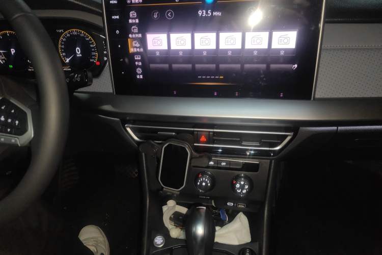 Used Volkswagen Lavida 2024 1.5L Automatic 5 Million Edition Audio And AC Panel