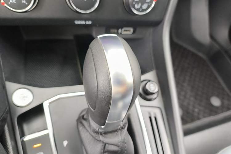 Used Volkswagen Lavida 2024 1.5L Automatic Starry Sky 5 Million Edition Gear Lever