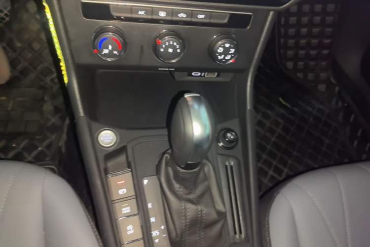 Used Volkswagen Lavida 2024 1.5L Automatic Starry Sky 5 Million Edition Gear Lever