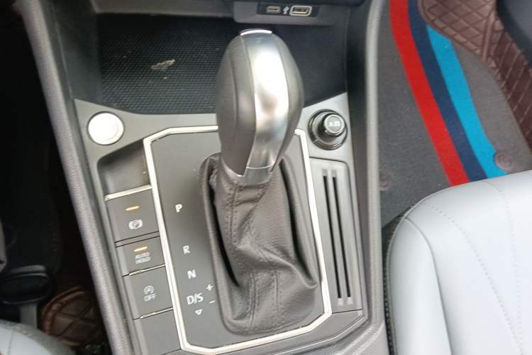 Used Volkswagen Lavida 2024 1.5L Automatic 5 Million Edition Gear Lever