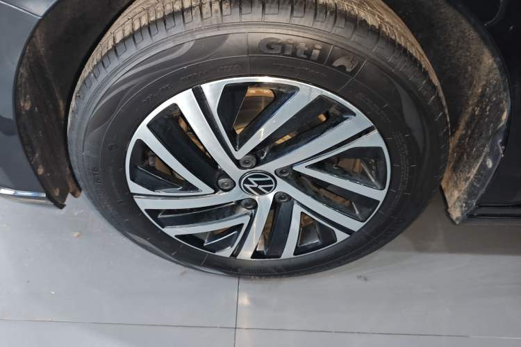 Used Volkswagen Lavida 2024 300TSI DSG Starry Sky Deluxe Edition Left Front Wheel Hub
