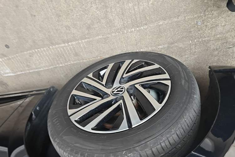 Used Volkswagen Lavida 2024 1.5L Automatic Starry Sky 5 Million Edition Left Front Wheel Hub