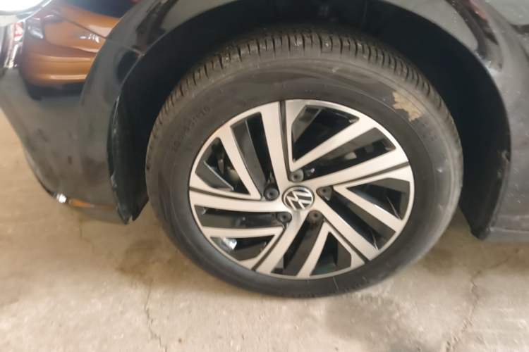 Used Volkswagen Lavida 2024 1.5L Automatic Starry Sky 5 Million Edition Left Front Wheel Hub