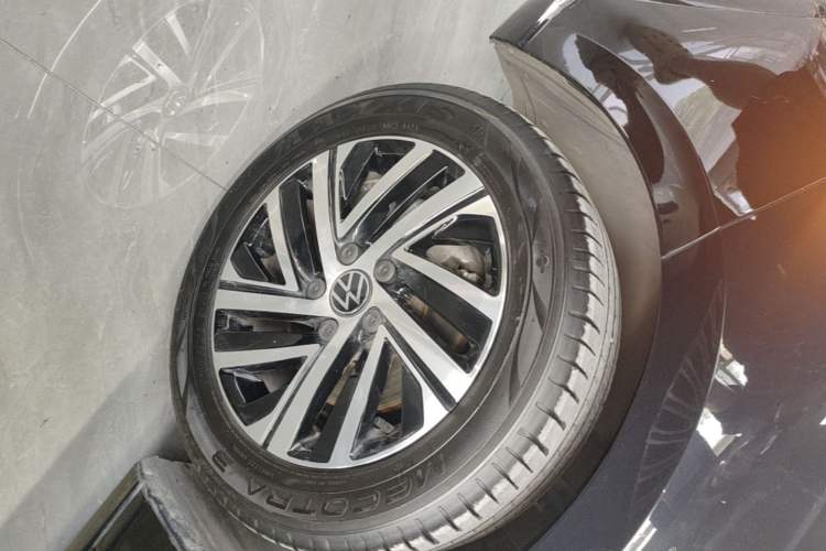Used Volkswagen Lavida 2024 300TSI DSG Starry Sky Deluxe Edition Left Front Wheel Hub